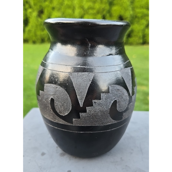 Rigoberto Mateos Pottery Blackware Polished Vase Jar 5.75" Carved Design Signed - Picture 2 of 12